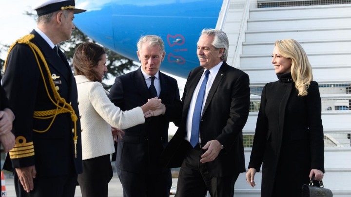 Alberto llegó a Francia acompañado por una reducida comitiva presidencial