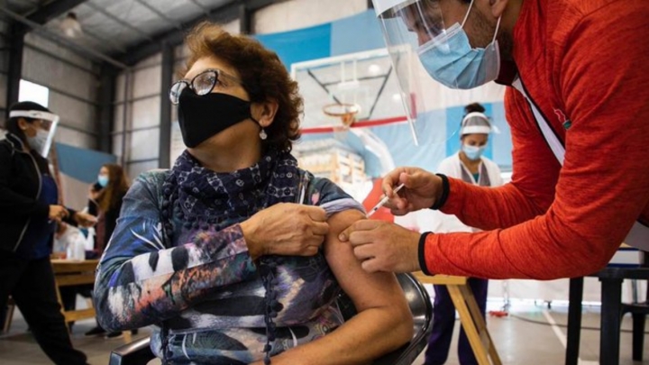 Quiénes recibirán la tercera dosis de vacunas contra el Coronavirus