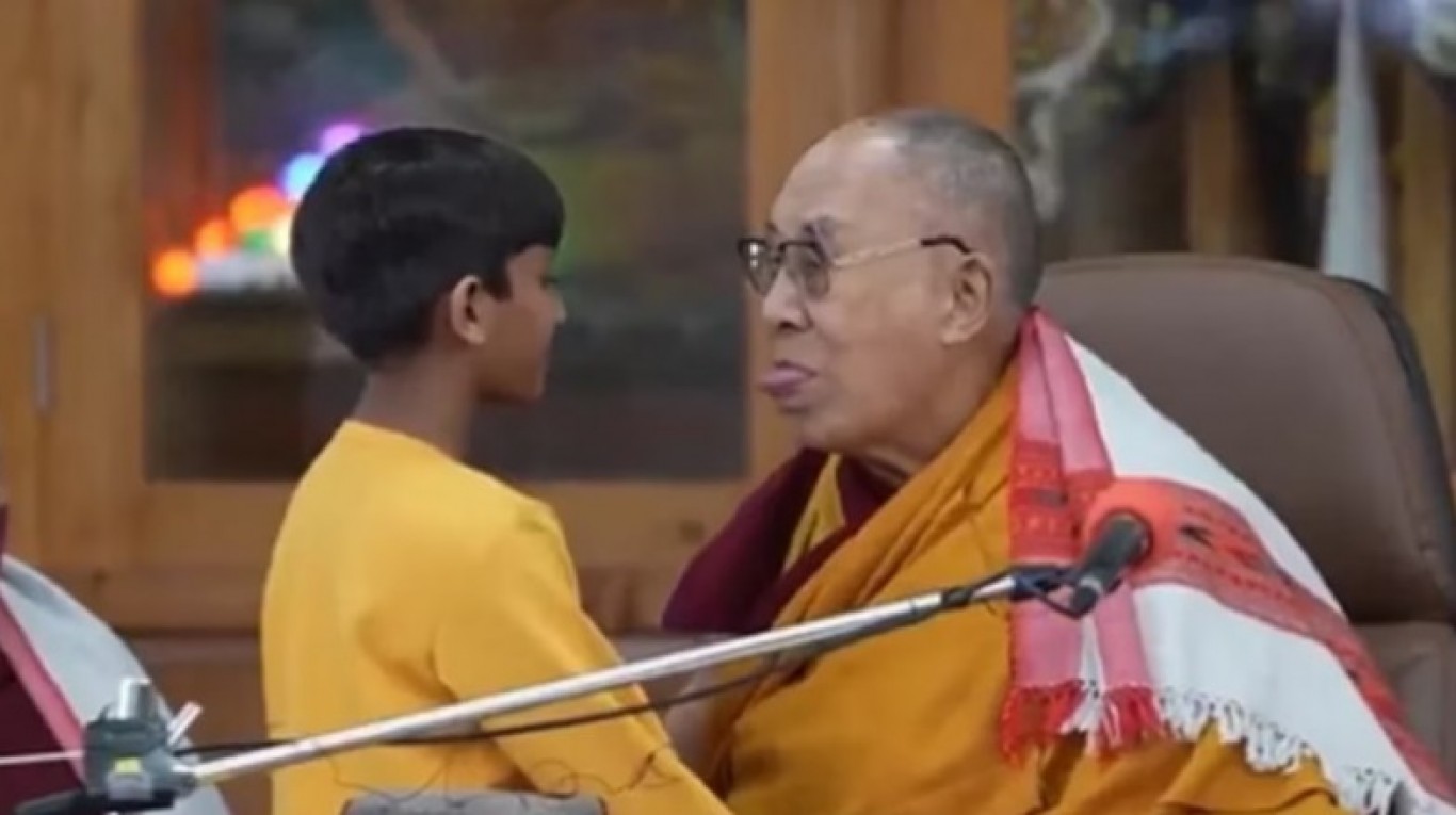 El Dalai Lama pidió disculpas por un video en el que besa a un niño y le pide que le "chupe la lengua"