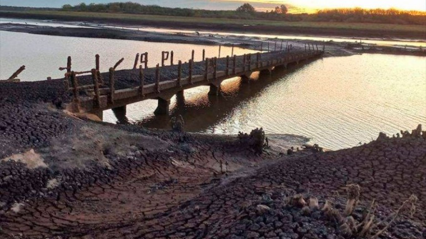 El Gobierno le ofreció un buque con cisterna a Uruguay para hacer frente a la falta de agua