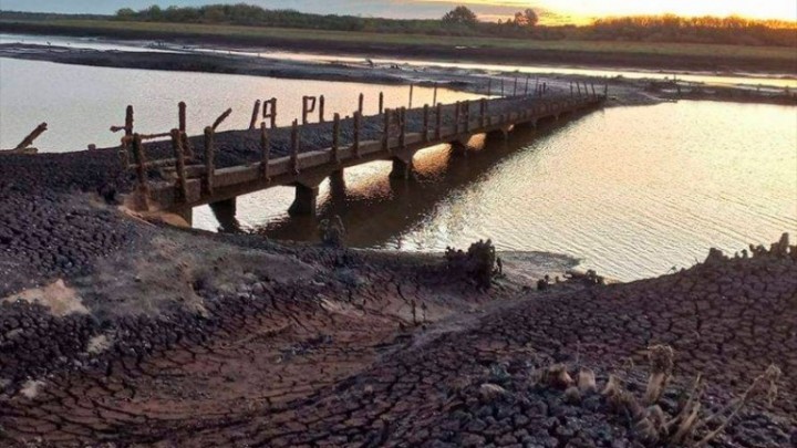 El Gobierno le ofreció un buque con cisterna a Uruguay para hacer frente a la falta de agua