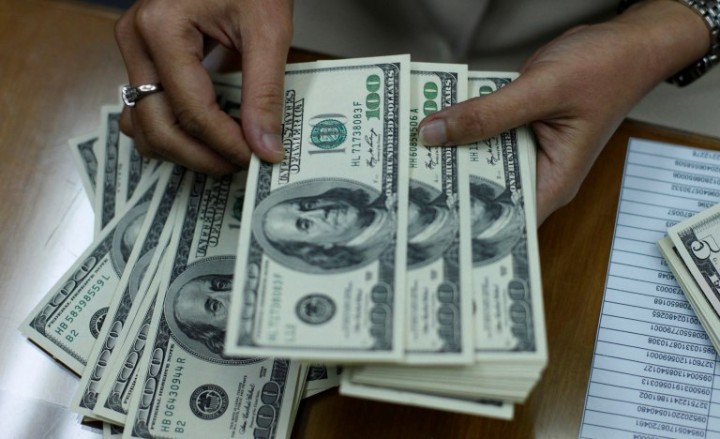 El Gobierno elevó el valor del dólar oficial a $365,50