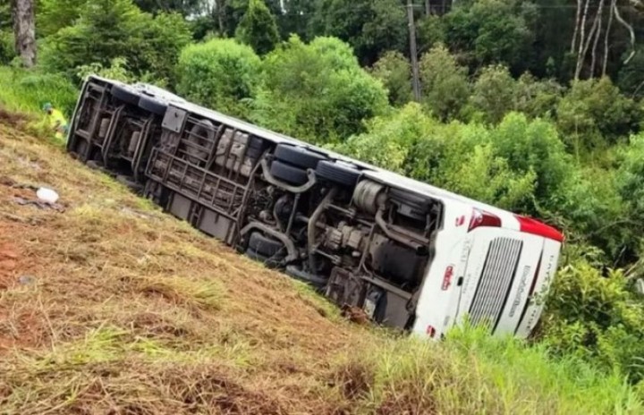 Una turista argentina y su hijo de tres años murieron al desbarrancar un micro en Brasil