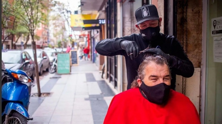 "Atendí al aire libre, con todo el protocolo y como corresponde" Rubén Martínez, peluquero