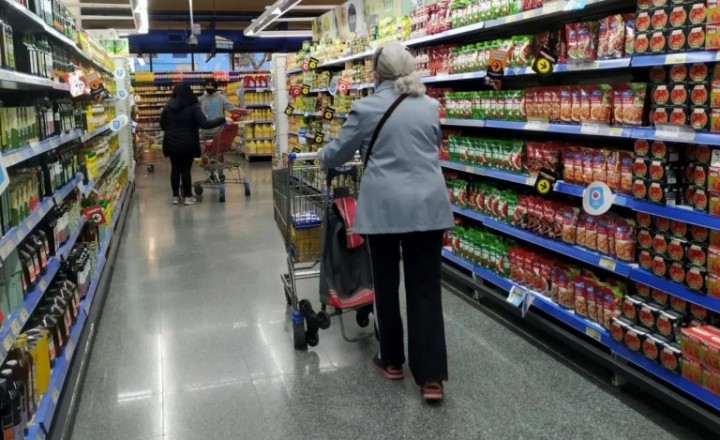 El Gobierno avanza en un congelamiento de precios para contener la inflación durante la campaña