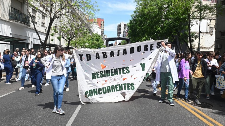 Reclamos de médicos residentes: "Solo pedimos tener un salario acorde para llegar a fin de mes"