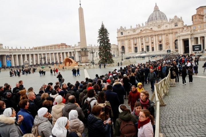 Miles de fieles rinden homenaje a Benedicto XVI en la Basílica de San Pedro